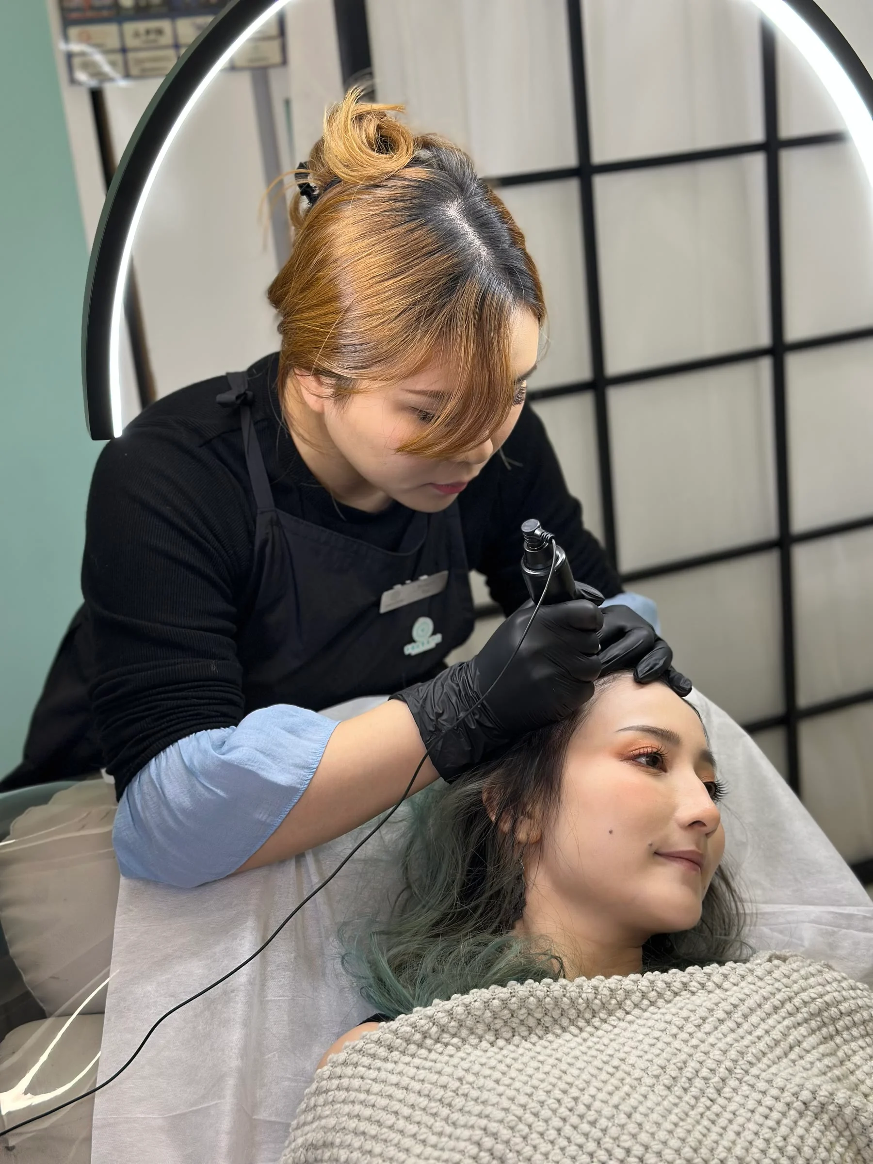 HK Hair Tattoo 紋髮師為客人進行專業頭皮紋髮服務